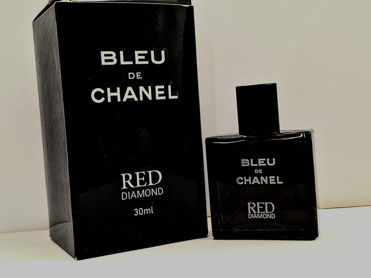 ادکلن بلو د شنل مارک رد دایموند(Red diamond)ماندگاری ۱ روز پخش بو قوی